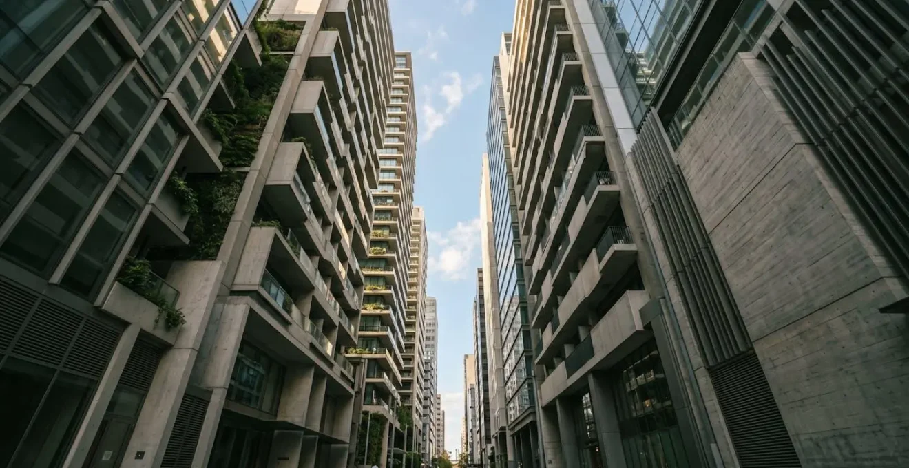 Vue urbaine moderne illustrant les défis acoustiques en milieu urbain dense