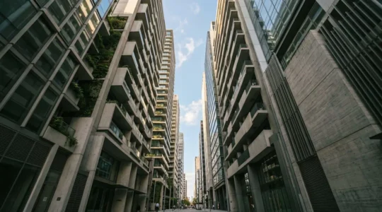 Vue urbaine moderne illustrant les défis acoustiques en milieu urbain dense