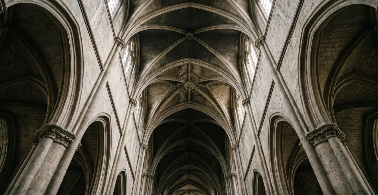 Détail architectural d'une voûte d'ogives gothique montrant la complexité structurelle des nervures en pierre