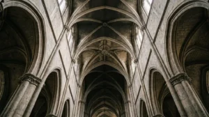 Détail architectural d'une voûte d'ogives gothique montrant la complexité structurelle des nervures en pierre