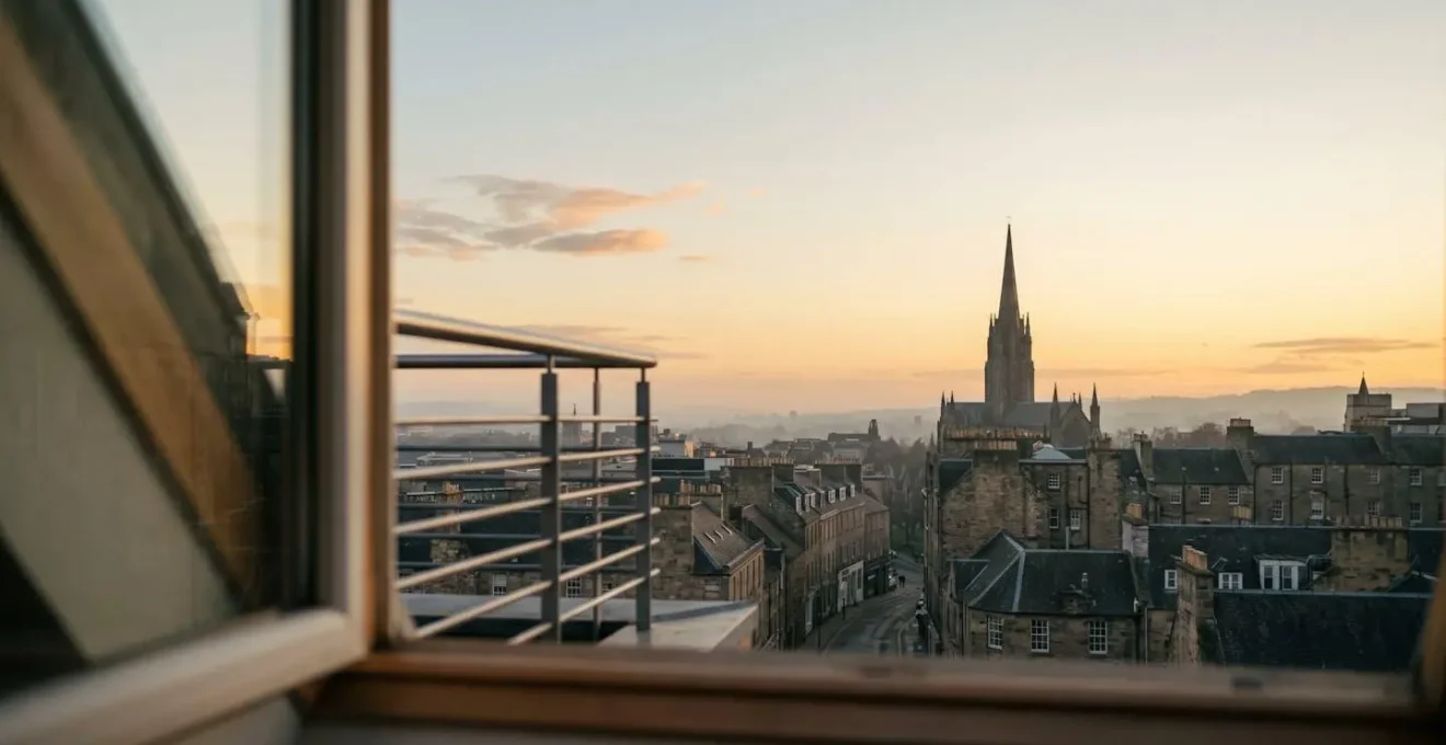 Vue panoramique sur un monument historique depuis une propriété privée illustrant la protection juridique des vues exceptionnelles